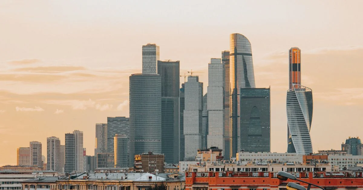 Vue captivante de la skyline moderne de Moscou au coucher du soleil, mettant en valeur de grands gratte-ciels.