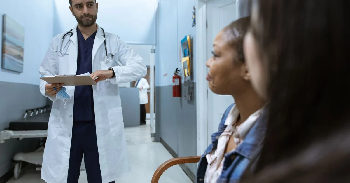 Médecin dans un environnement de santé consultant des patients, promouvant la santé et le bien-être.