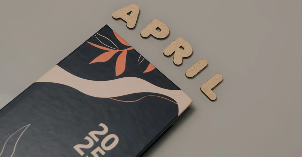 Calendrier mural artistique 2025 avec texte d'Avril ; esthétique minimaliste et moderne.