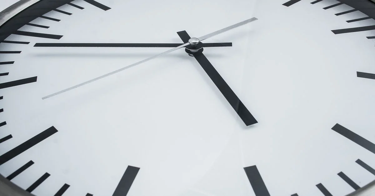 Gros plan détaillé d'une horloge murale analogique moderne affichant l'heure avec précision.