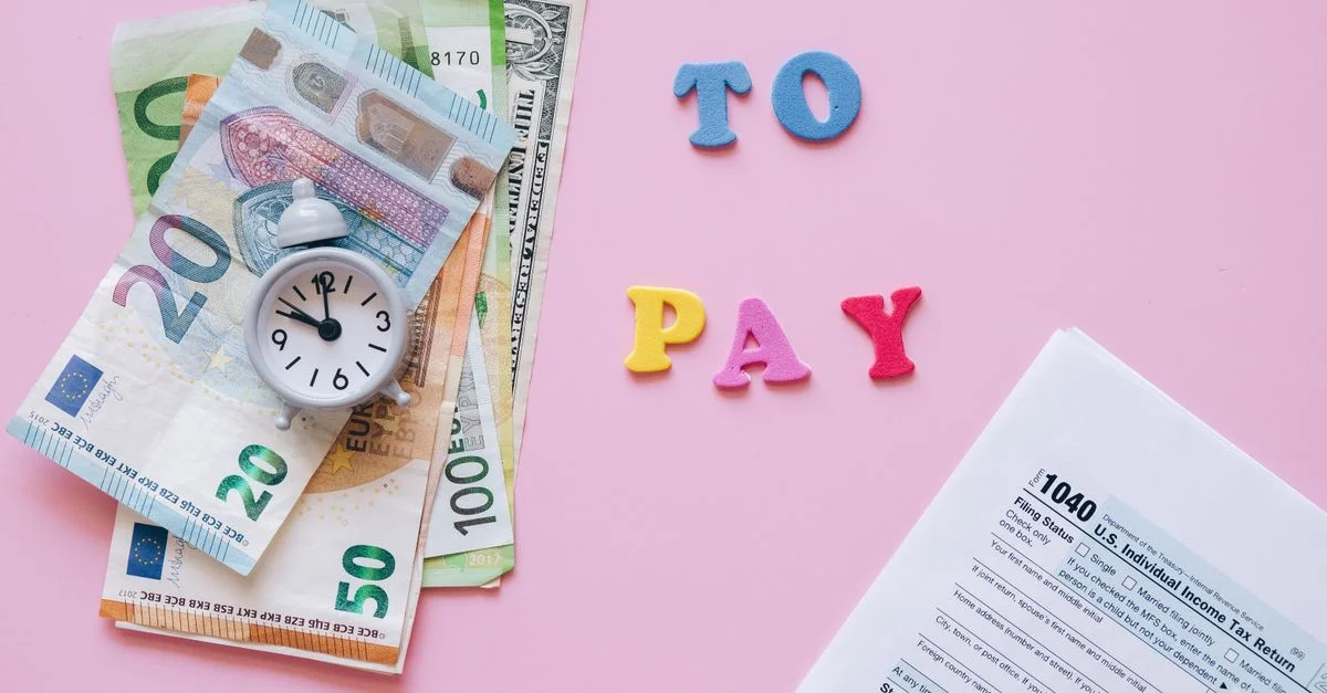 Composition plate de taxes, de devises et de rappel de paiement sur fond rose.