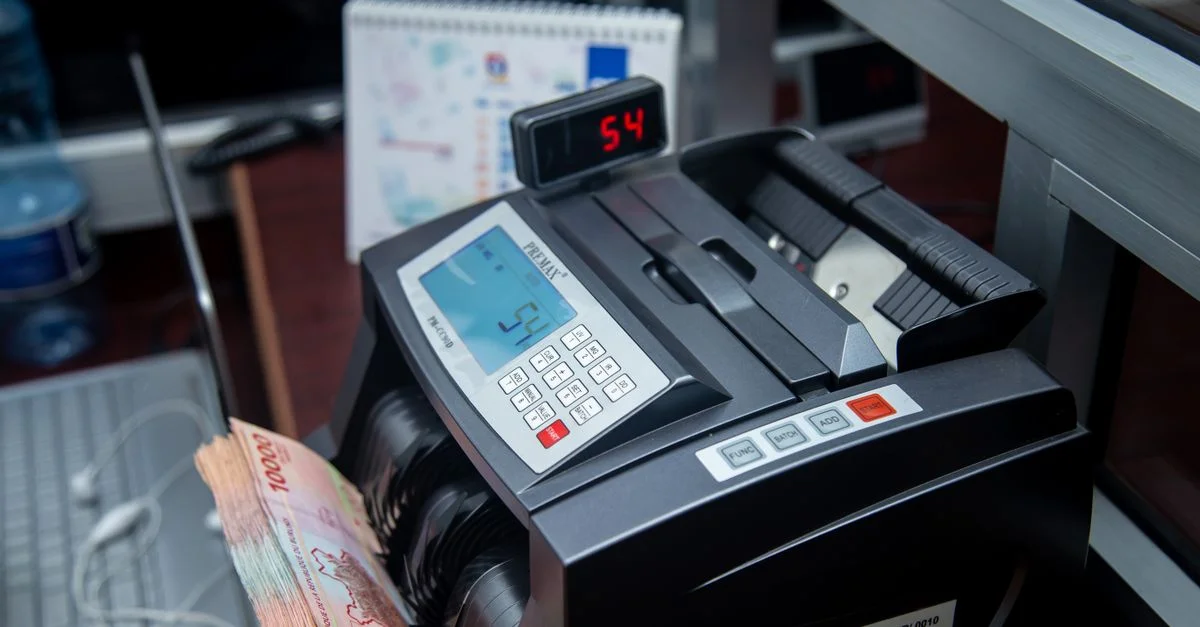 Compteur automatique de billets dans un bureau moderne comptant les espèces efficacement.