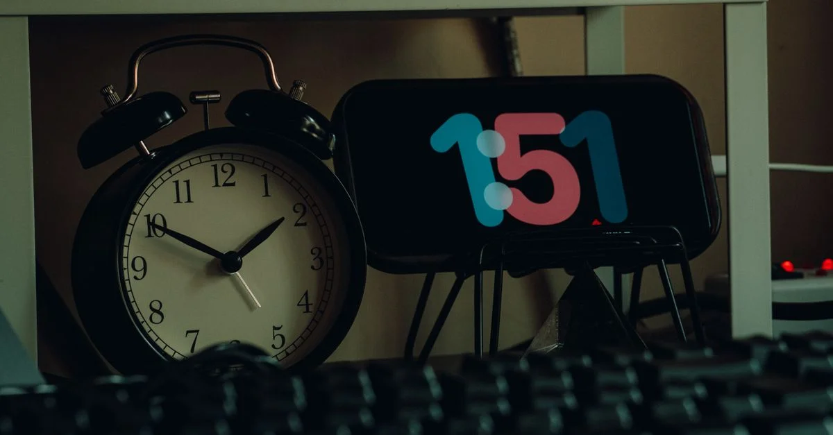 Un espace de travail créatif agrémenté d'horloges modernes et vintage, rehaussant la décoration du bureau.